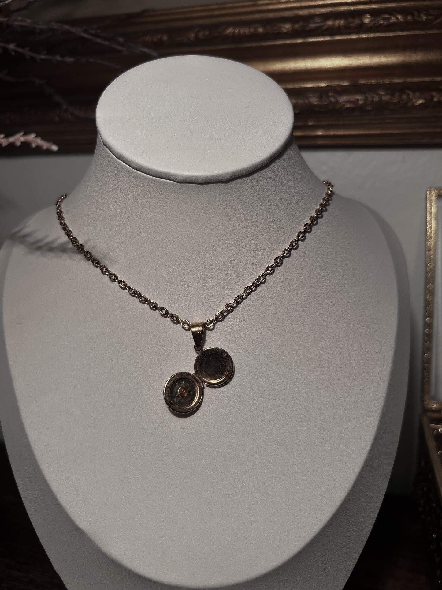 VAIGE One of One | Four leaf clover zirconia gold locket necklace