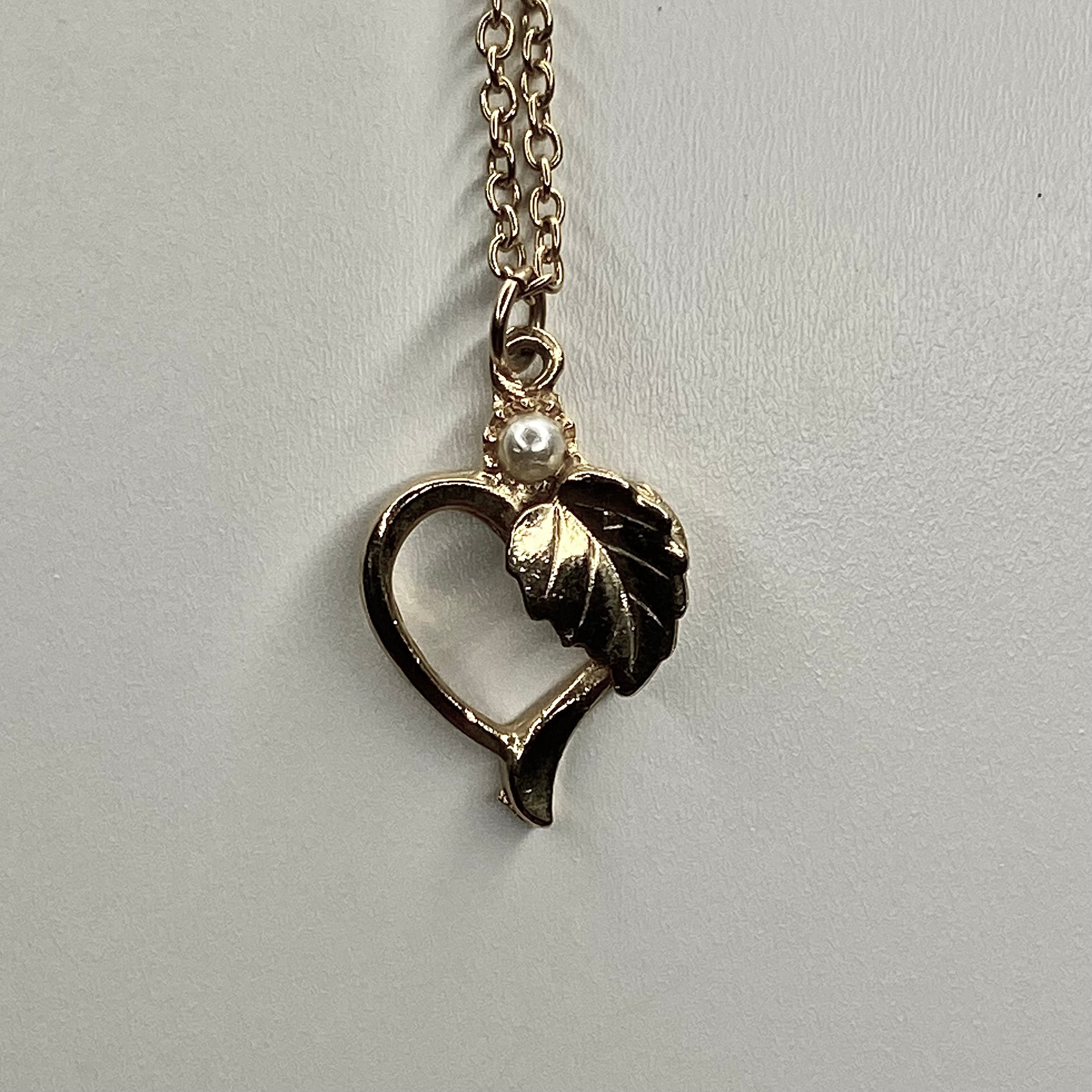 gold heart leaf   pendant necklace • 16-18in — Vintage Collection • only 1 available • View all photos; item is thrifted/vintage and may show flaws.