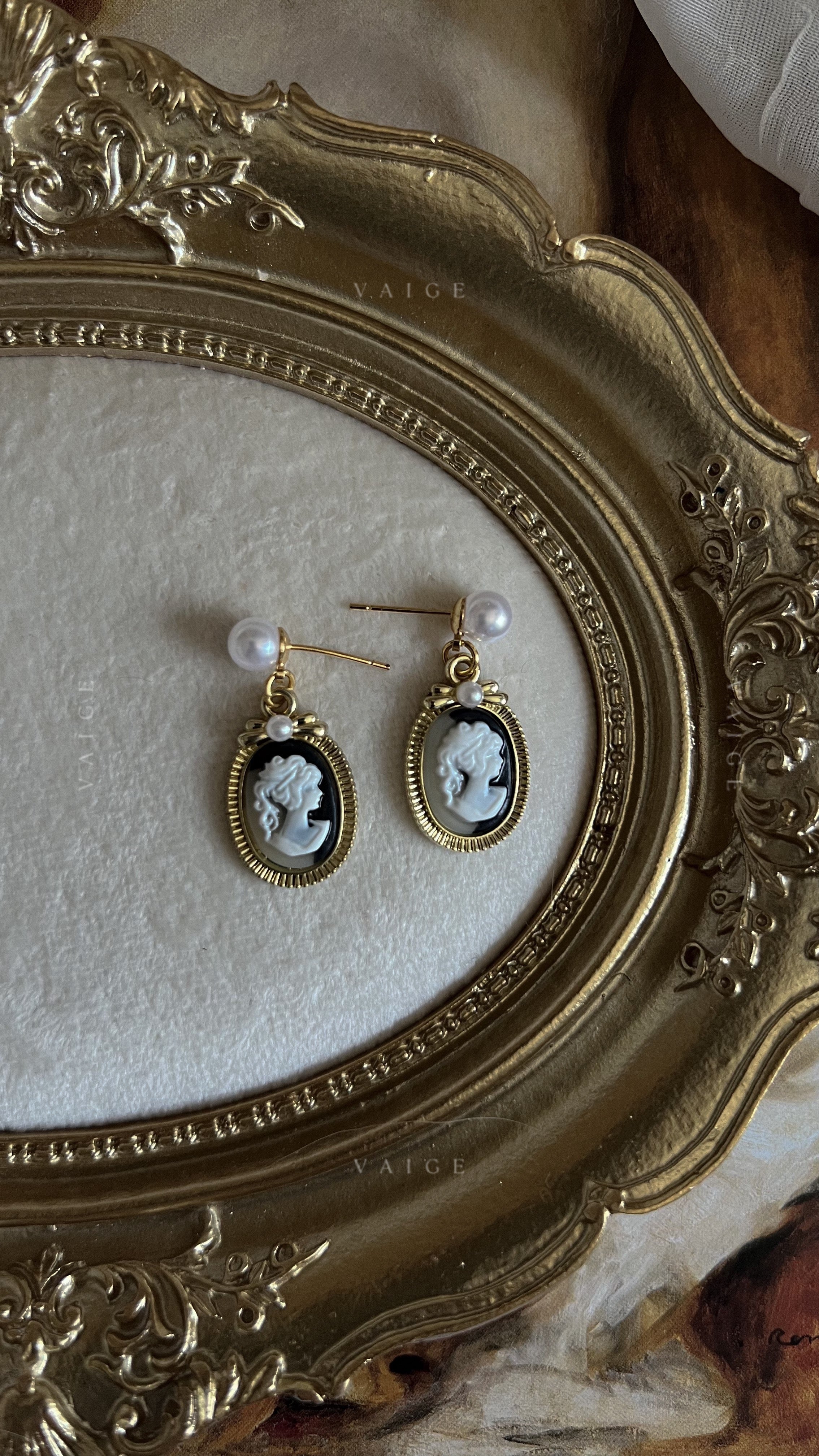 Melina cameo pearl earrings