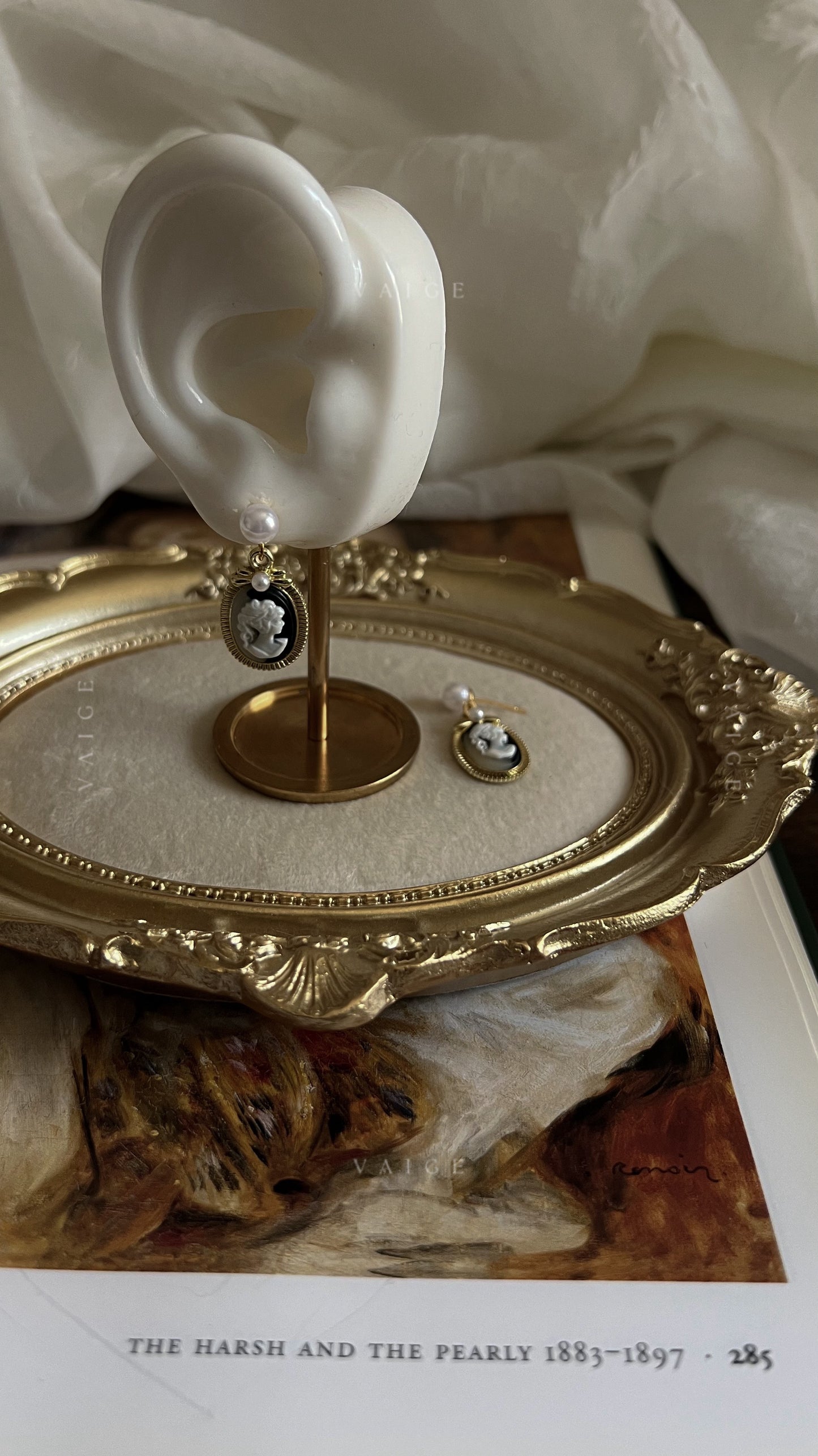 Melina cameo pearl earrings