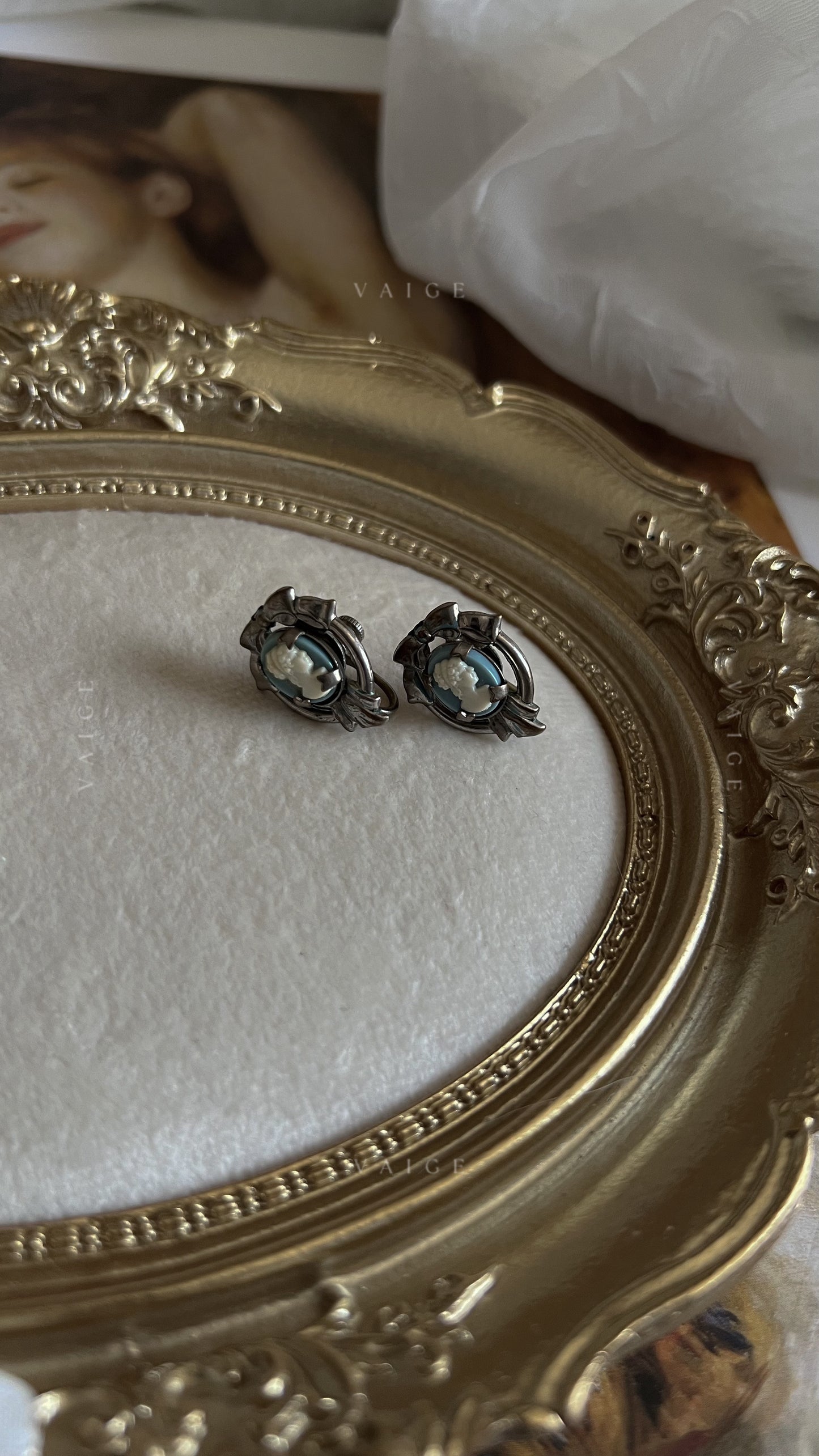 Vintage screw back cameo earrings