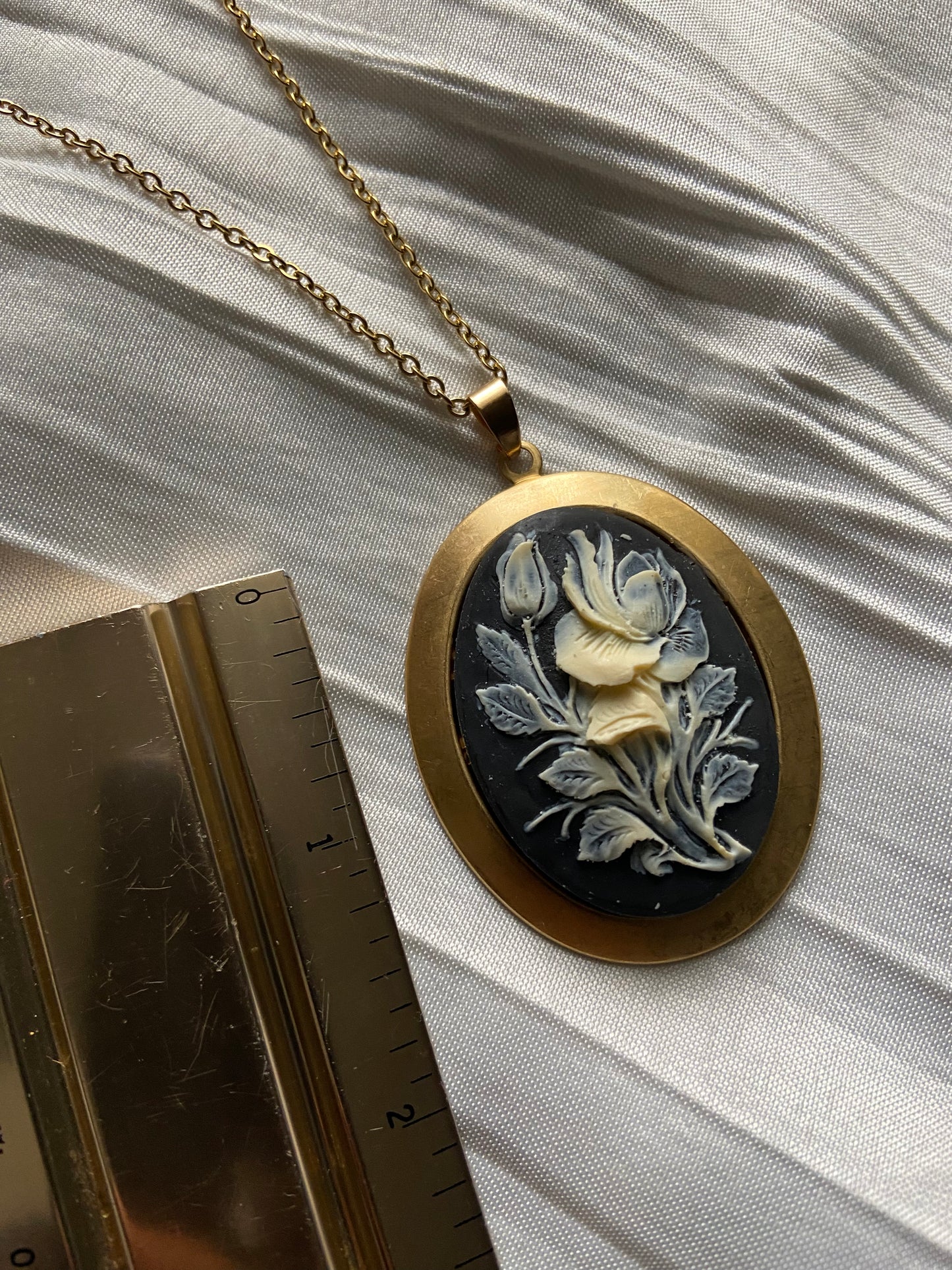 Handmade | Black & White Flower Necklace