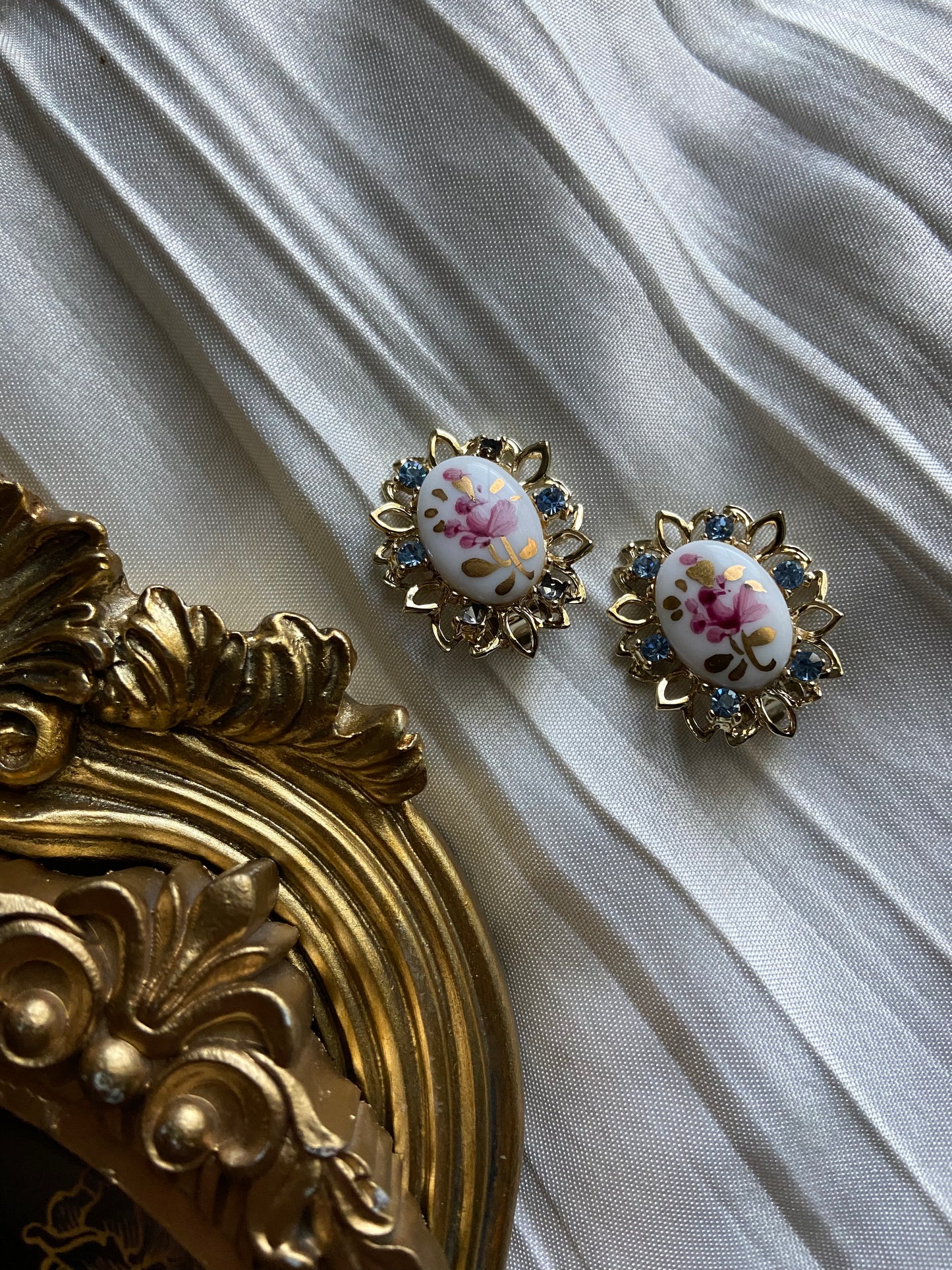 One-of-one | pink flower clip on earrings