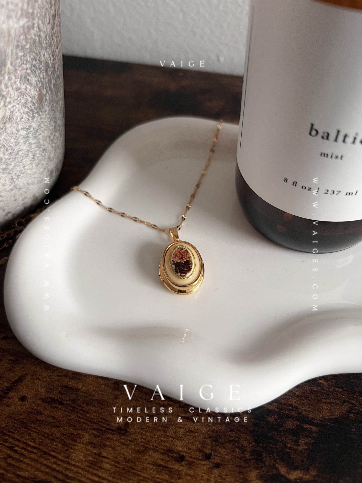 VAIGE One Of One | Vintage Oval Flower Gold Locket Necklace