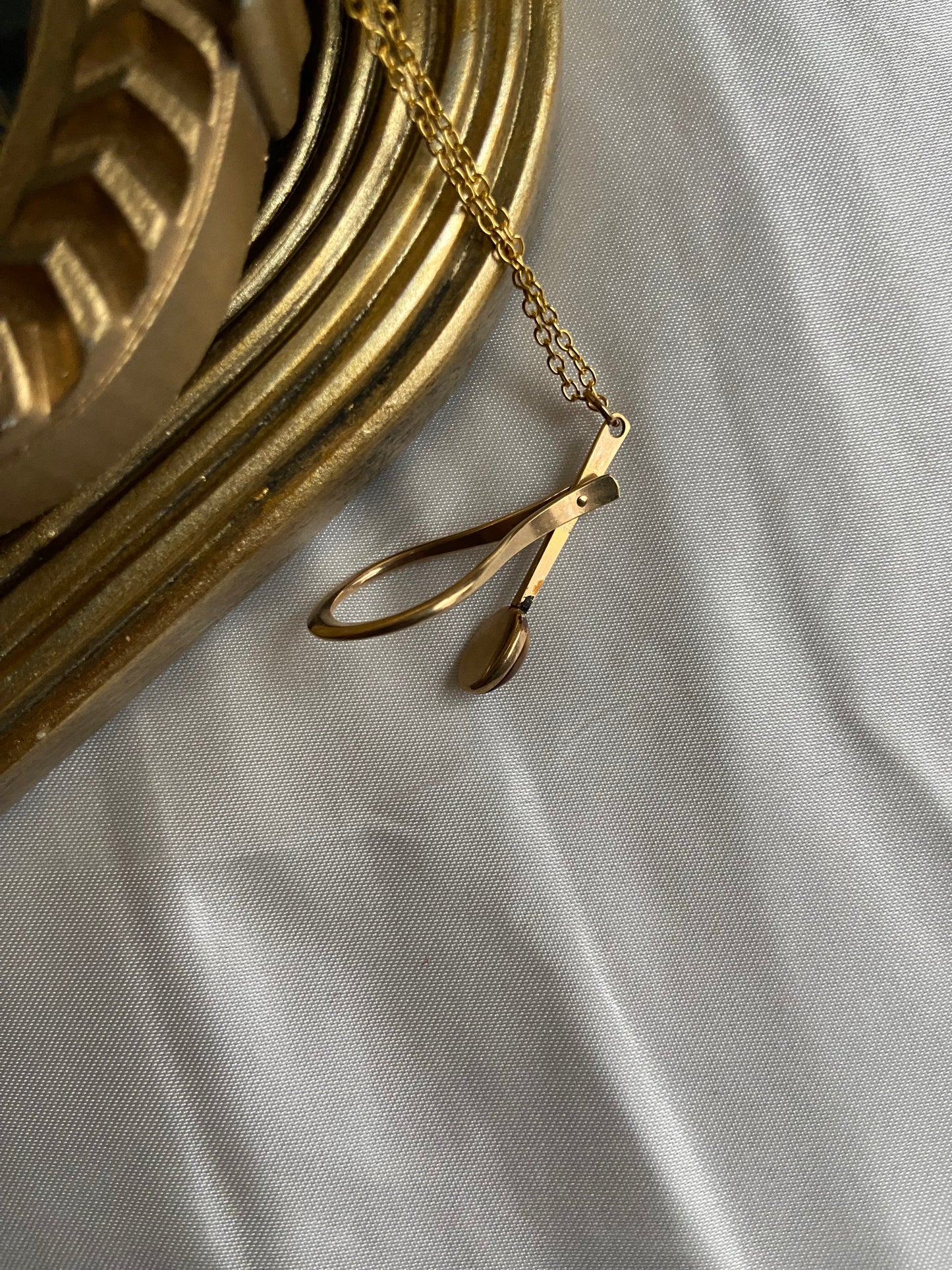 One-of-one | teardrop moving necklace