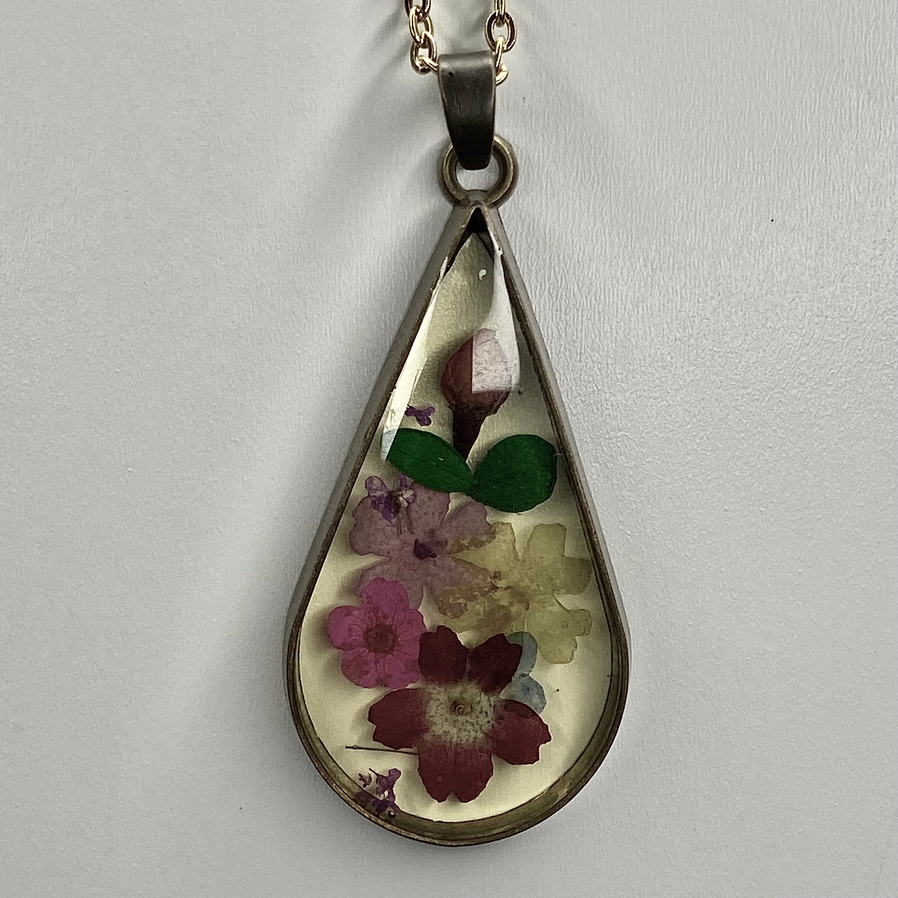 gold dried flower   pendant necklace • 16-18in — Vintage Collection • only 1 available • View all photos; item is thrifted/vintage and may show flaws.