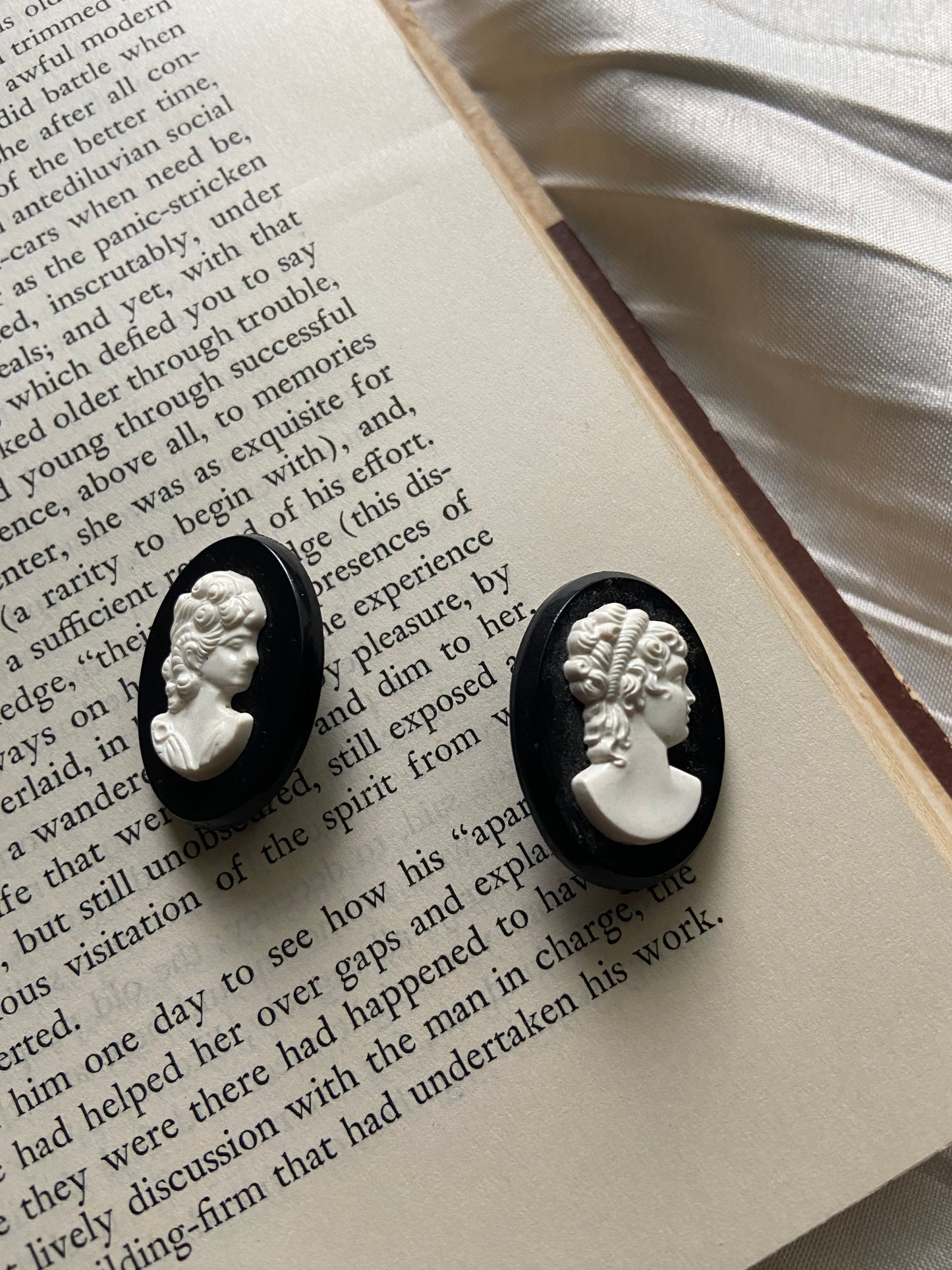 One-of-one | Vintage Cameo Lady Brooch / Pin