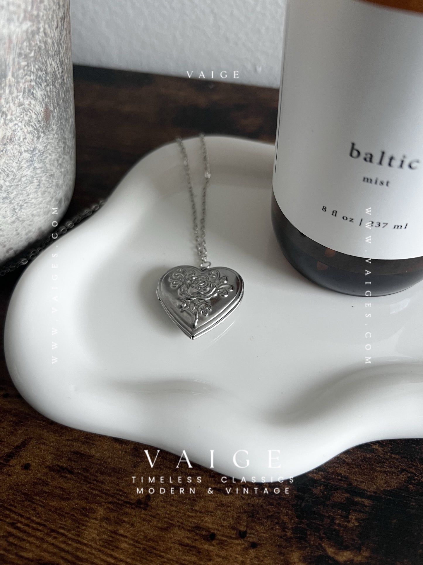 VAIGE Romantic Heart Locket Pendant Locket Silver Stainless Steel Necklace