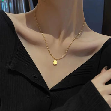 VAIGE Irregular English Letter Pendant Necklace in Gold Stainless Steel - Fashionable Geometric Jewelry for Indelible Style